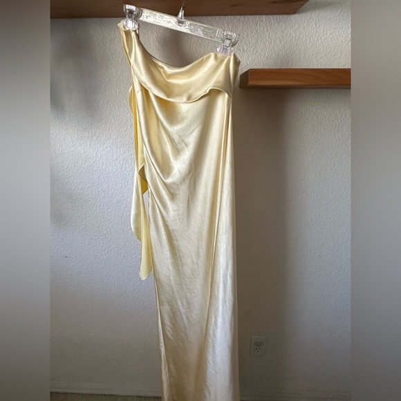 Selfie Leslie One-Shoulder Sash Maxi Dress Butter Yellow Large - Picture 7 of 11